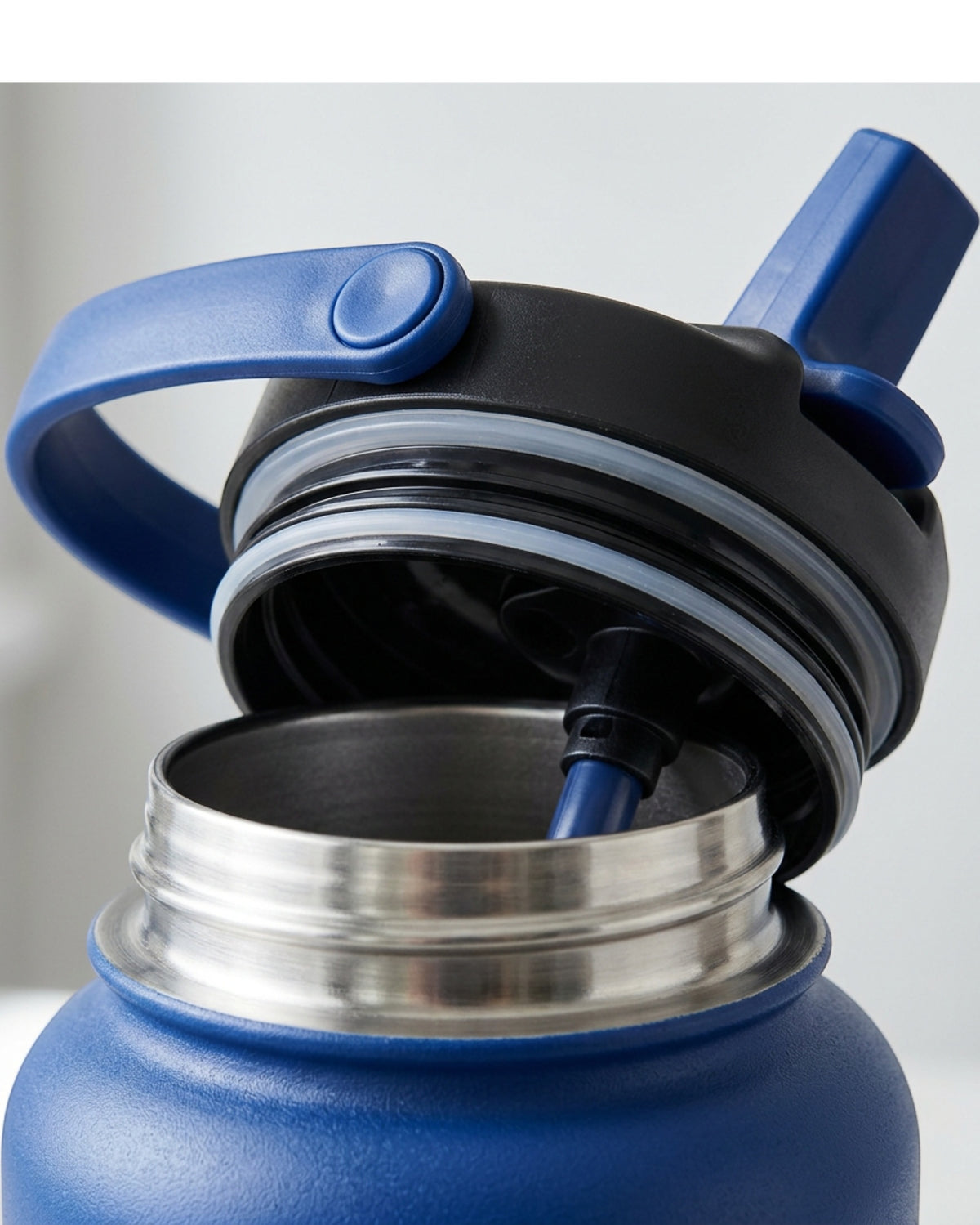 Wiklu Wide-Mouth Vacuum-Insulated Sports Water Bottle 32 oz Cobalt Loop Straw Lid - Detail view